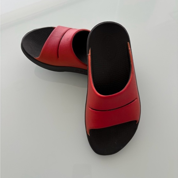 OOFOS OOahh Lux Slide Sandal Women
W6 M4 reduces stress on feet joints back - Picture 1 of 5